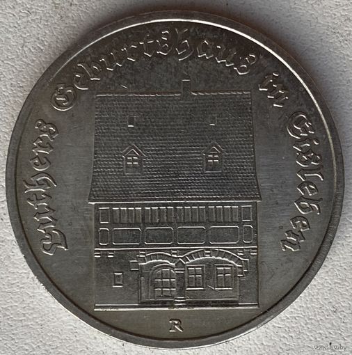 Германия (ГДР) 5 марок 1983 г. Родной дом Мартина Лютера в Эйслебене. В холдере
