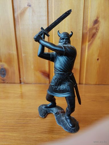 Фигурка викинга.