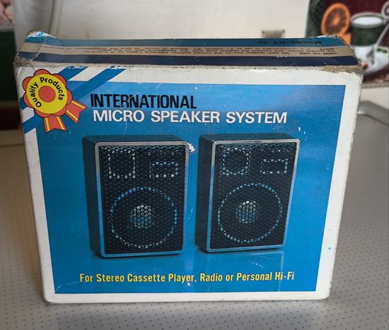 Ретро-винтажные портативные колонки для кассетного магнитофона, радио или MP3-плеера.