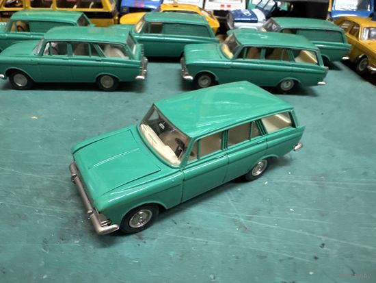 Москвич 427 номерной А4, цвет кипарис. Вечер четверга в зеленых, и не только, тонах. Ставим будильник на 22-00 и пополняем свои саратовские собрания!