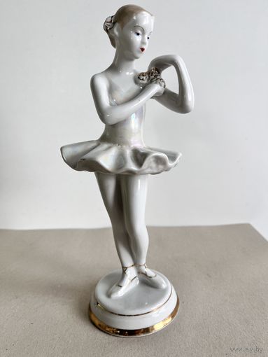 СТАТУЭТКА ФАРФОРОВАЯ " ЮНАЯ БАЛЕРИНА С ЦВЕТКОМ". ВЕРБИЛКИ. ДФЗ, 1 СОРТ. 21*8*7 СМ.  СМ.ФОТО, КЛЕЙМО И ОПИСАНИЕ.