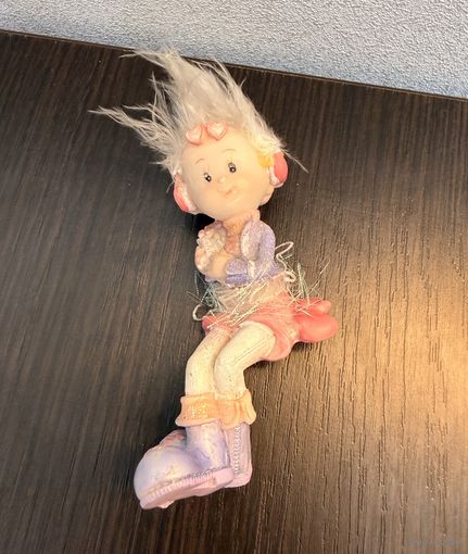 Небольшая декоративная фигурка в виде сказочного персонажа (маленькая  девочка с выразительными чертами)