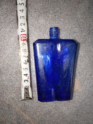 Старый флакон от парфюма, синее стекло