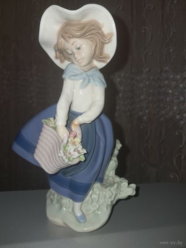 Фарфоровая статуэтка