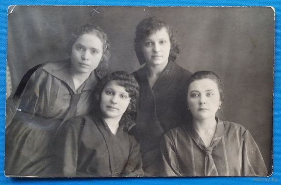 Фото группы женщин. 1930-е. 8.5х13.5 см.