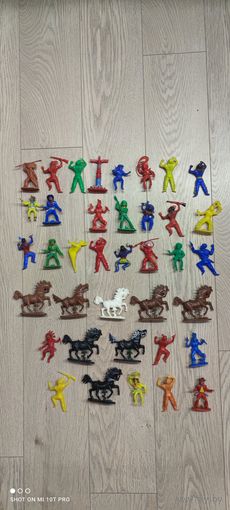 Индеец, ковбой (Хофлер), Германия. Цена за любую фигурку.