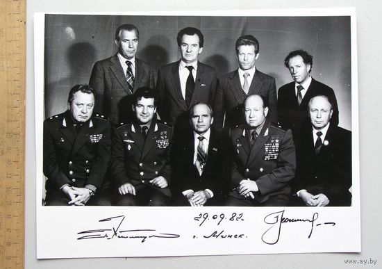 Фотография 18х24 с факсимиле автографа Космонавт А. ЛЕОНОВ  П. КЛИМУК Минск 1982 год КОСМОС