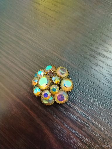 Винтажная брошь  , украшена  кристаллами и камнями с эффектом Aurora Borealis (северное сияние ) в хорошем состоянии без потерь камешков и с защелкой рабочей