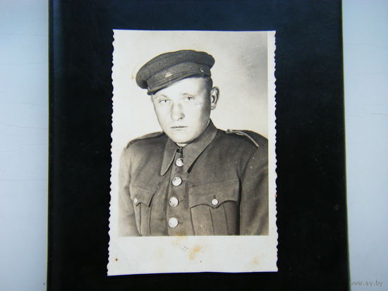 Фото 1945 г. Боец РККА в непонятной форме. На пугах два перекрещенных меча.