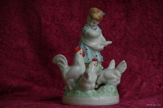 Статуэтка фарфоровая  " Девочка кормит кур "  МФФЗ  50- е   ( ЦЕЛАЯ )