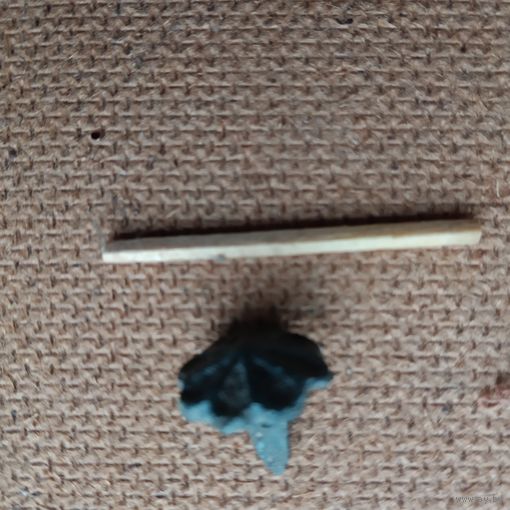 Пуговичка старенькая красивая