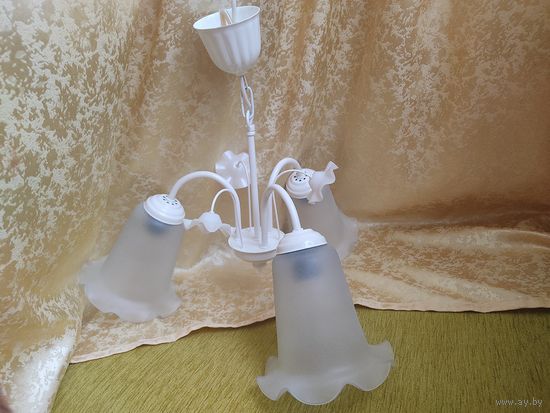 Качественная 3-рожковая люстра