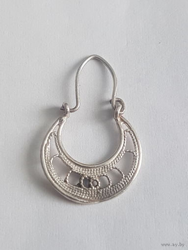 Серьга. Длина 2,4 см. Одна штука