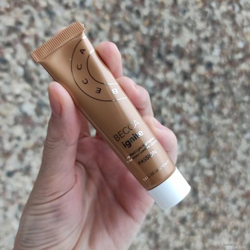 Миниверсия жидкого хайлайтера Becca Ignite в оттенке Passion 15 ml