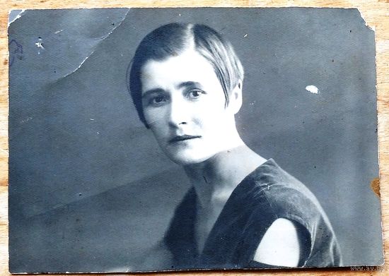 Фото женщины. 1930-е. 8.5х13.5 см.