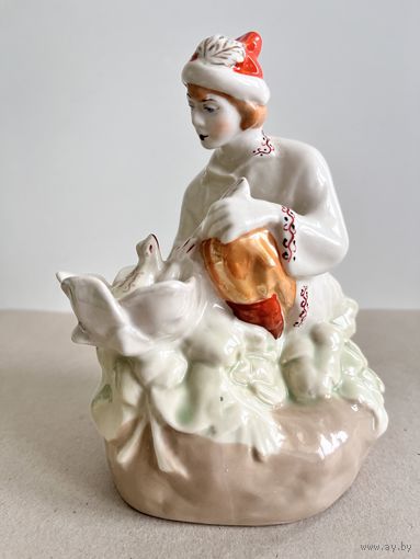 СТАТУЭТКА ФАРФОРОВАЯ "ИВАН ЦАРЕВИЧ И ЦАРЕВНА ЛЯГУШКА". МФФЗ (МИНСК). КРУГЛОЕ КЛЕЙМО. РАННИЙ ВЫПУСК. СМ.ФОТО, ОПИСАНИЕ.