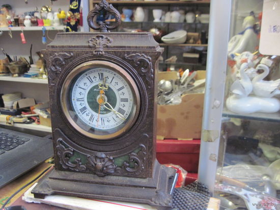 Часы Янтарь кварц советские.