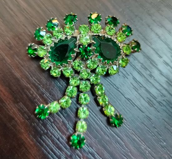 Винтажная брошь чехословацкого производства , выполненная в стиле театральной бижутерии с использованием зеленых кристаллов , без потерь камешков , застежка рабочая в отличном состоянии ярка красивая