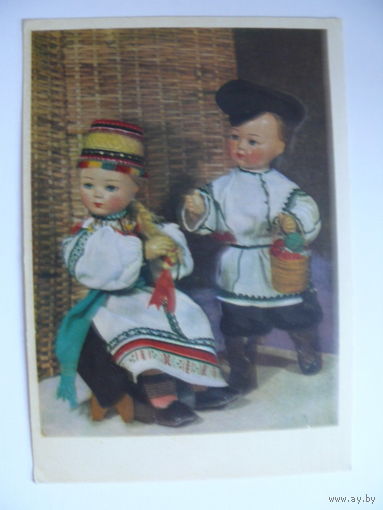 Игнатович Е.(фото), Спасская Р.(автор костюмов), Подарок (куклы в народных костюмах Воронежской области), 1964, подписана.