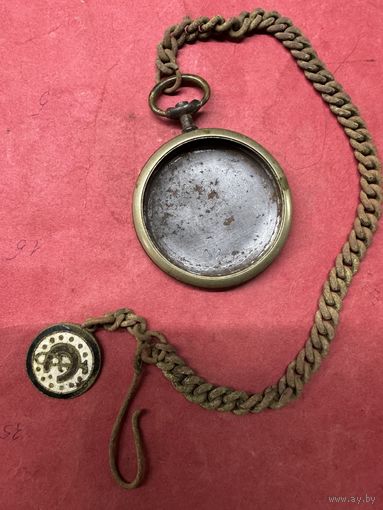 Корпус с цепочкой и брелком.