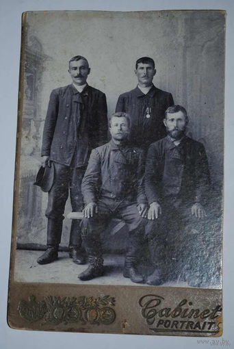 Фотография до 1917 года, - Cabinet Portrait - с наградой: (за храбрость перед отечеством?).
