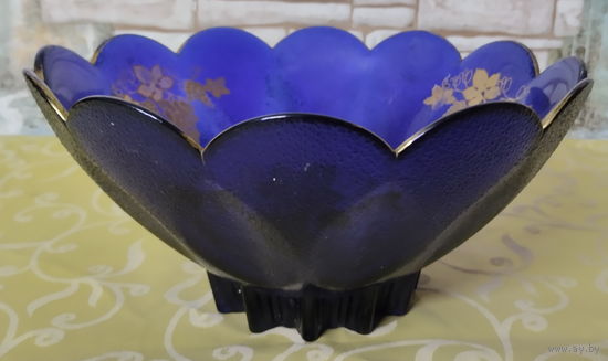 Красивая ваза синего цвета-конфетница с внутренним ресунком (виноград)