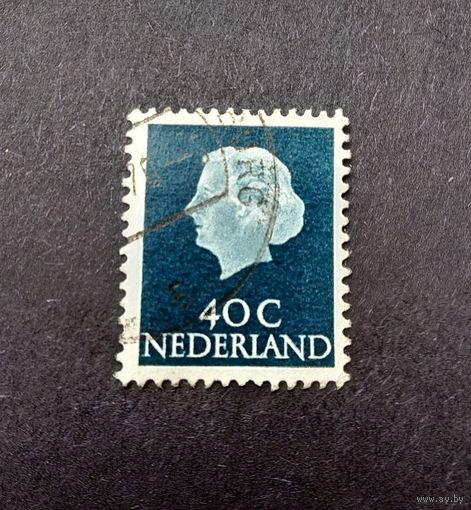 Марка Нидерланды 1952 год Королева