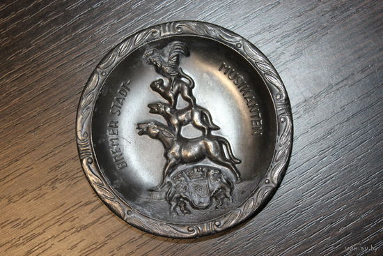 Декоративная, металлическая, настенная тарелочка.