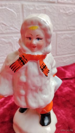 КОЛЛЕКЦИОННАЯ ФАРФОРОВАЯ СТАТУЭТКА ДЕВОЧКА С САНКАМИ СССР РАННЯЯ ОРИГИНАЛ  ЛОТ 2 .  Распродажа Коллекции !!! . Экспресс  Аукцион  с рубля без МПЦ и прочего 3 ДНЯ  .Много лотов в продаже .