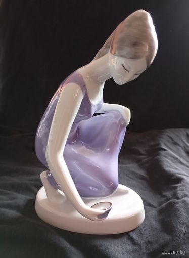 Фарфоровая статуэтка девушки у источника, Hollohaza Холлохаза, Венгрия