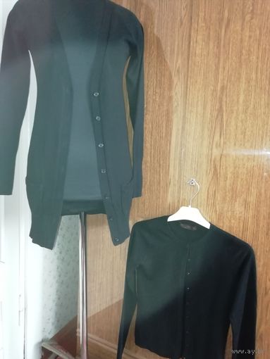Две кофточки Zara трикотажные чёрного цвета(длинный кардиган с карманами и короткая), размер44, очень аккуратные, хорошего состава. Одним лотом продается по хорошей цене.