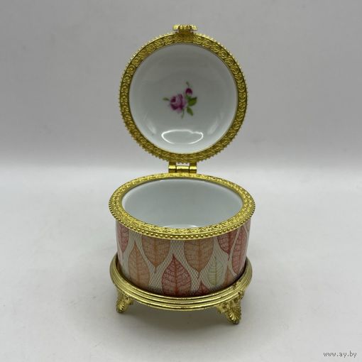 Шкатулка-таблетница фарфоровая. Италия. Арт 3584