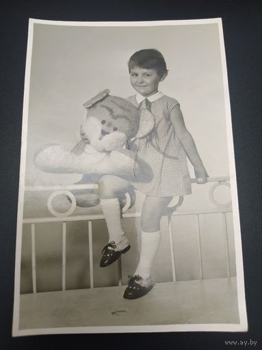 Девочка с мягкой игрушкой