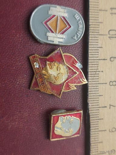 Значок три шт