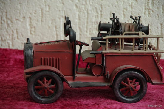 Машина пожарная , металл ( длинна 24,5 см , ширина 11 см , высота 15 см )