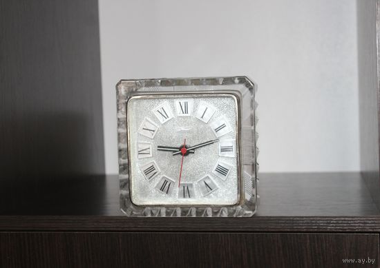 Настольные механические часы "Маяк", в не рабочем состоянии, из СССР.