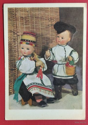 Спасская Р. Подарок. Куклы в народных костюмах Воронежской области. 1964 г. Чистая
