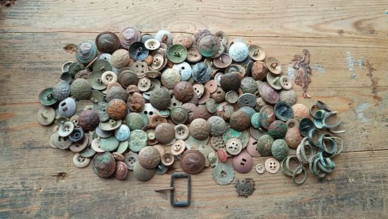 Большой лот пуговиц и не только.