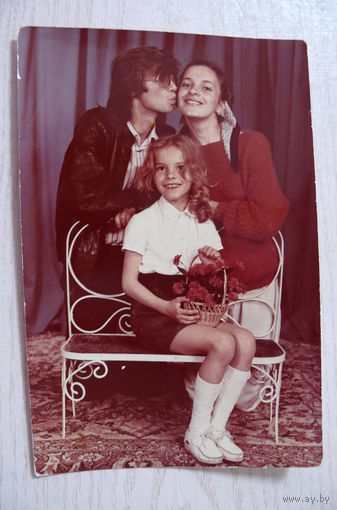 Фотография цветная. Девочка с родителями.