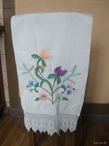 Рушник с вышивкой и кружевом.