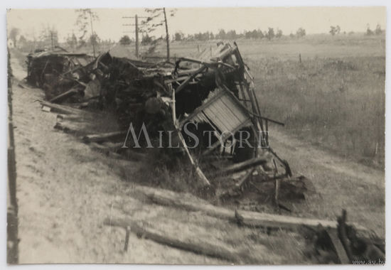 Спущенный партизанами под откос и уничтоженный немецкий железнодорожный состав. СССР.