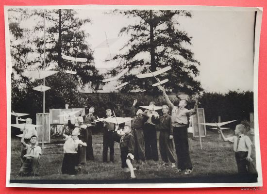 Фото из СССР. Пионеры-авиамоделисты на испытаниях. Бояры. 1958 г. 12х17 см.