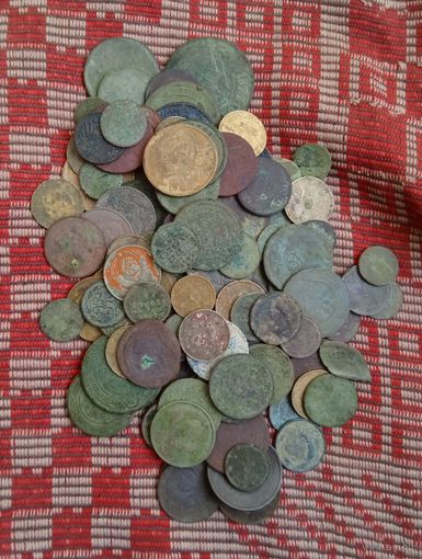 150 монет, разных, копанные.