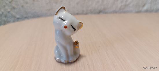 Статуэтка фарфор кошечка