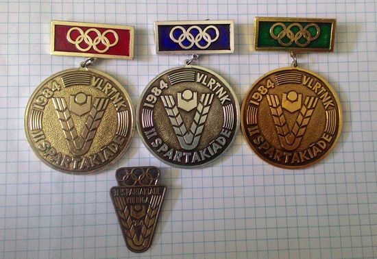 ДСО "Варпа", Латвийская ССР. II Спартакиада. Кулдига, 1984. Набор медалей за 1-3 места плюс знак мероприятия. С олимпийской символикой. Нечастый.