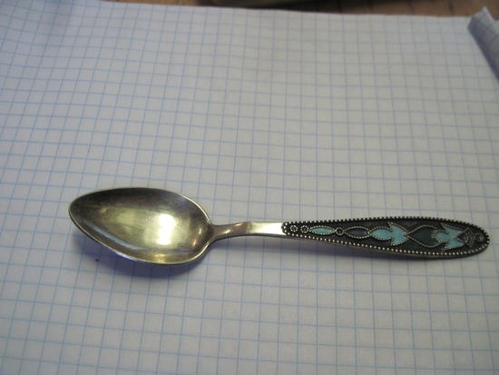 Ложка кофейная 875 пробы с позолотой и эмалью.