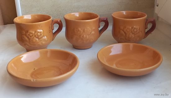Чашки керамические,2 блюдца.