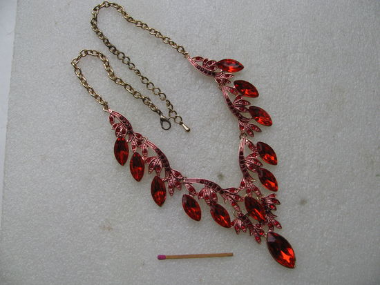 Колье с красными камушками