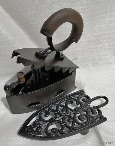 Чугунный утюг с горбатой ручкой и ажурной подставкой. 2.