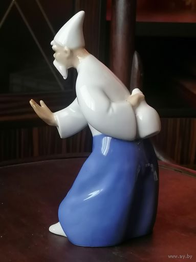 Фарфоровая статуэтка.